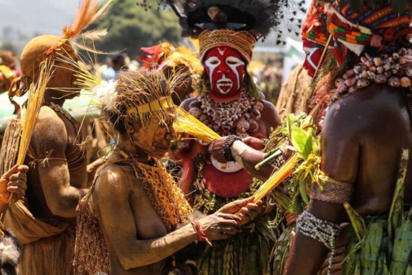 Goroka, 2014. A meeting of cultures – people from the Southern Highlands and Chimbu Province take a break between singsings.