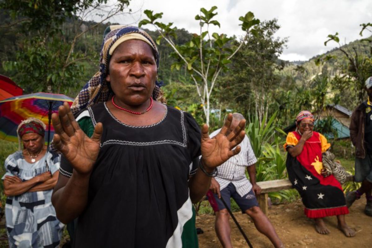 Homa-Paua, Southern Highlands Province, 2014. Ana Molo, one of the founders of the Paua Homa Women’s Agricultural Business Group, explains the importance of involving women in agriculture.