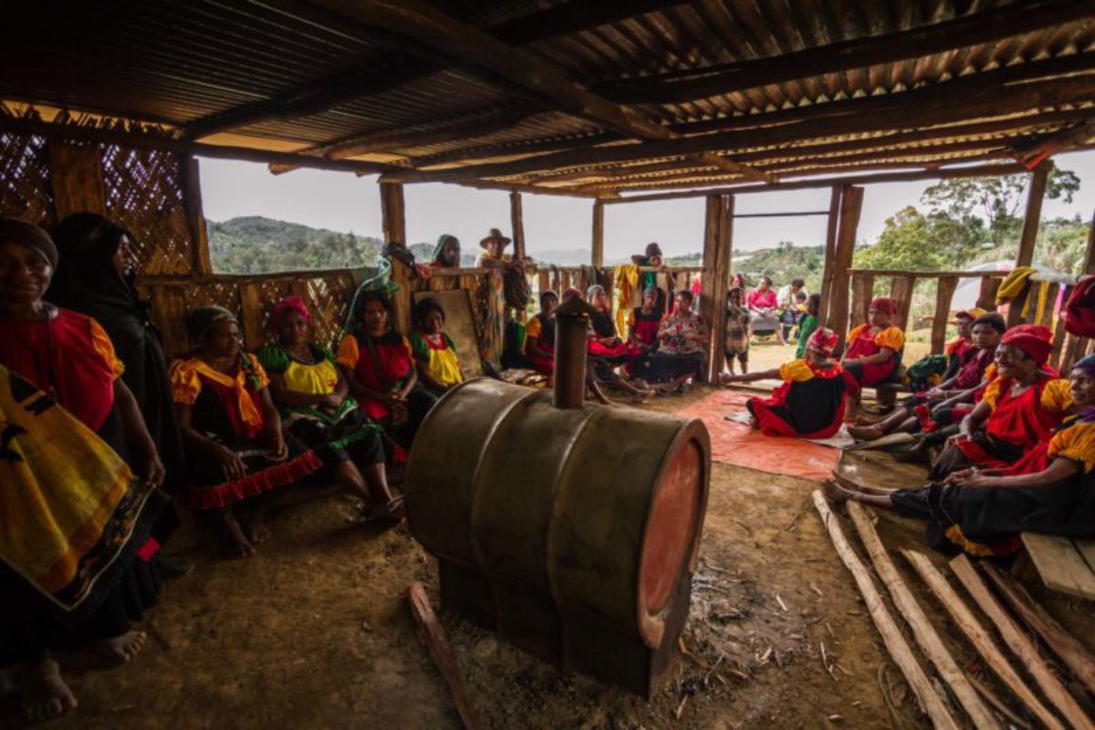 Karunda, Hela Province, 2014. Women from the Kuranda Women’s Group sit in their informal bakery – using a drum oven, the women make an assortment of baked goods for sale in the area.