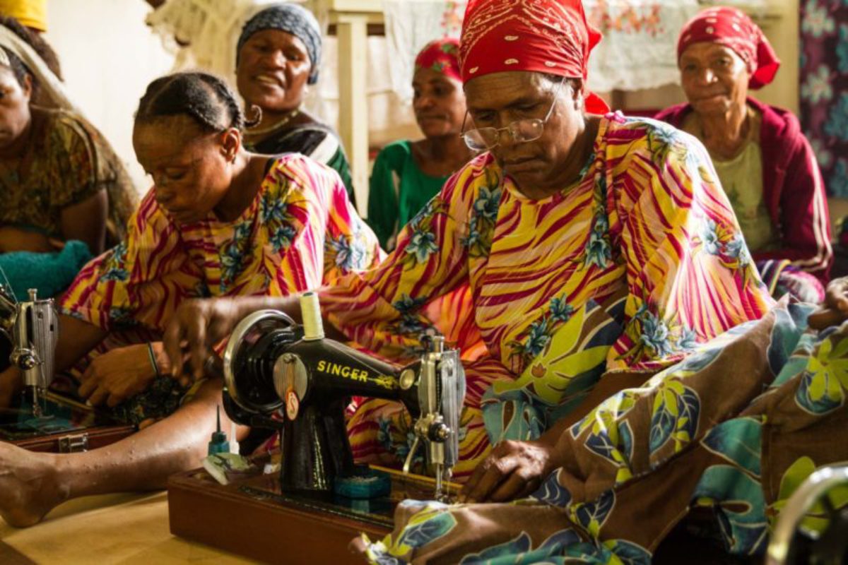 Paua, Southern Highlands Province, 2015. A woman sews a ‘meri-blouse’, a locally styled shirt, as part of her women’s group initiative that aims to increase incomes for women.