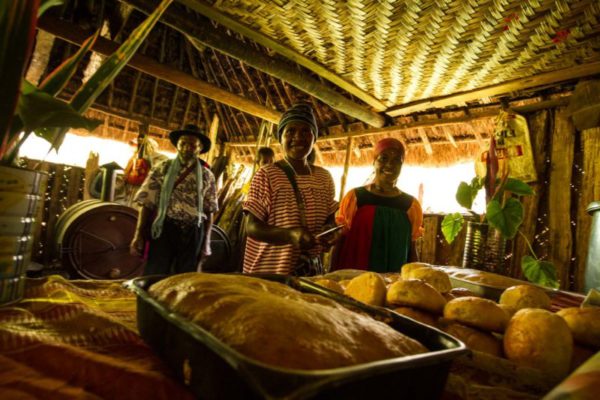 Tatere, Hela Provinve, 2014. Women lay out their freshly made breads, baked in a locally made drum oven.